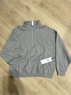 ALO Yoga Unisex Half-Zip Pullover Sweatshirt in Heather Gray